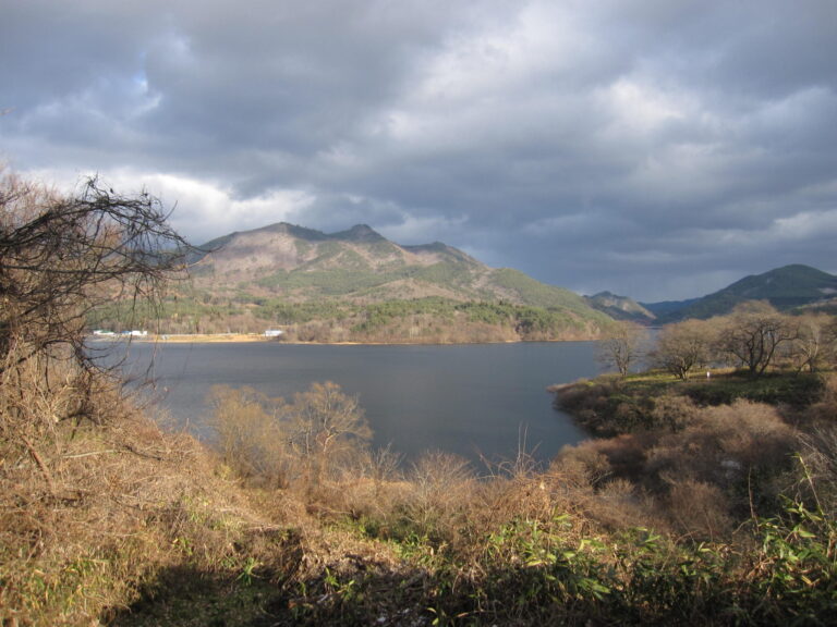 田瀬湖と砥森山