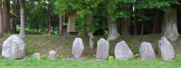 白山神社の山門入り口にまとめられた石碑群