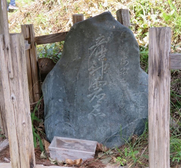 女性たちの「山の神講」で建立したものと思わる石碑
